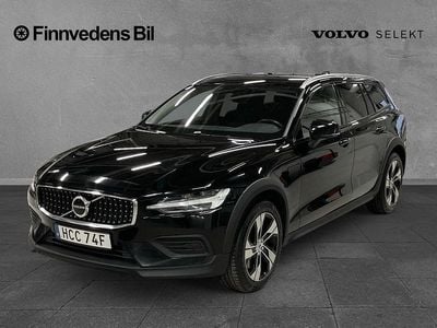 Svart Begagnad 2022 Volvo V60 CC Core Kombi | 254 000 kr (Marknadspris)