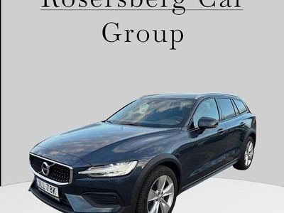 Mörkblå Begagnad 2022 Volvo V60 CC Momentum Kombi | 279 900 kr (Marknadspris)