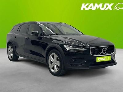 Svart Begagnad 2021 Volvo V60 CC Momentum Kombi | 254 700 kr