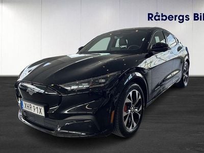 Svart Begagnad 2022 Ford Mustang Mach-E SUV | 374 800 kr (Marknadspris)