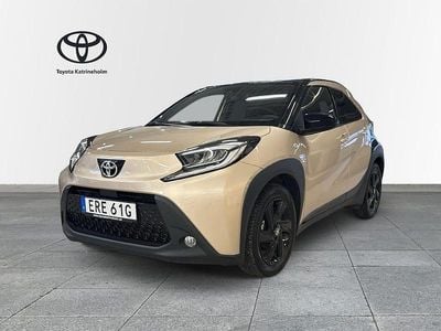 Ljusbrun Begagnad 2023 Toyota Aygo X Pulse SUV | 209 900 kr (Marknadspris)