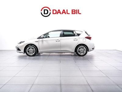 Begagnad Toyota Auris Hybrid Active 136 HK (100 kW) 2016 Vit Halvkombi
