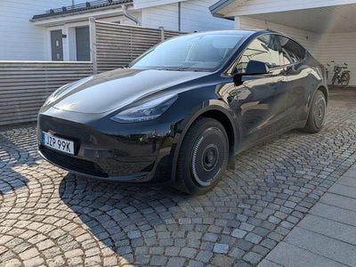 Svart Begagnad 2025 Tesla Model Y Standard Range SUV | 439 000 kr (Marknadspris)