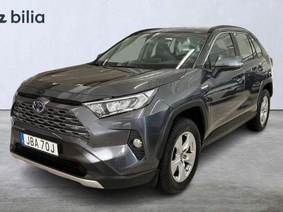 Grå Begagnad 2021 Toyota RAV4 Hybrid Active SUV | 349 900 kr (Marknadspris)