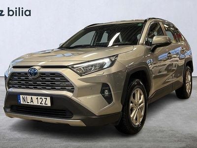 Silver Begagnad 2024 Toyota RAV4 Hybrid Active SUV | 379 900 kr (Bra pris)