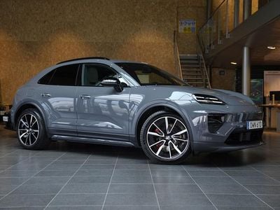 Grå (grey) Ny 2025 Porsche Macan SUV | 1 328 500 kr (Marknadspris)