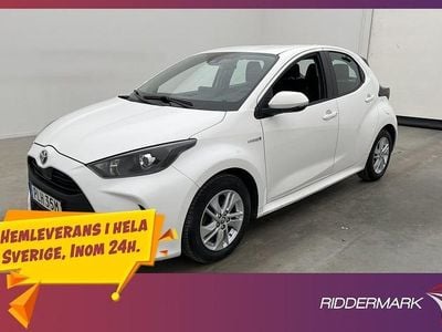 Vit Begagnad 2021 Toyota Yaris Hybrid Active Halvkombi | 159 800 kr (Marknadspris)