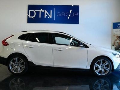 Vit Begagnad 2014 Volvo V40 CC Momentum Kombi | 149 500 kr (Marknadspris)