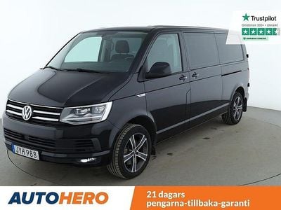 Svart Begagnad 2018 VW Caravelle Minibuss | 297 000 kr