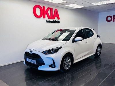Vit Begagnad 2022 Toyota Yaris Hybrid Active Halvkombi | 189 900 kr (Marknadspris)