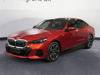 Fire red metallic Begagnad 2025 BMW 530 M Sport Sedan | 589 900 kr