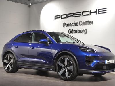 Blå Begagnad 2025 Porsche Macan 4 Electric SUV | 999 000 kr