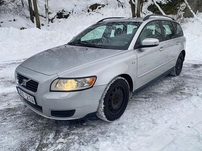 Grå Begagnad 2009 Volvo V50 Kinetic Kombi | 29 900 kr (Marknadspris)