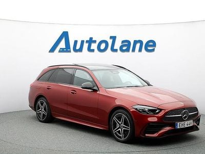 Hyacintröd metallic Begagnad 2022 Mercedes C300e AMG Kombi | 439 900 kr (Marknadspris)