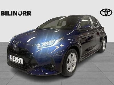 Begagnad Toyota Yaris Hybrid Active 117 HK (86 kW) 2024 Mörkblå Halvkombi