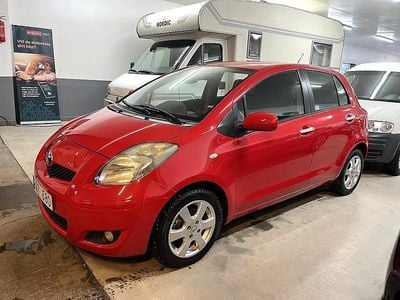 Begagnad Toyota Yaris 99 HK (72 kW) 2011 Röd Halvkombi