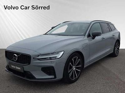 Grå Begagnad 2024 Volvo V60 Plus Kombi | 432 900 kr (Marknadspris)
