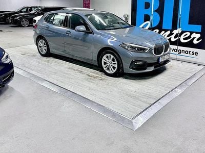 Begagnad BMW 118 Sport Line 140 HK (102 kW) 2019 Gråmetallic Halvkombi