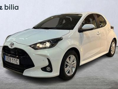 Vit Ny 2025 Toyota Yaris Hybrid Active Halvkombi | 249 900 kr (Marknadspris)