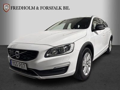 Vit Begagnad 2016 Volvo V60 CC Momentum Kombi | 129 900 kr (Marknadspris)