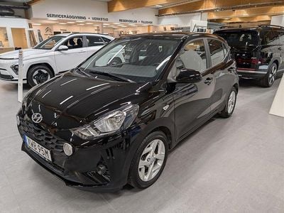 Svart Begagnad 2023 Hyundai i10 Essential Halvkombi | 134 900 kr (Marknadspris)