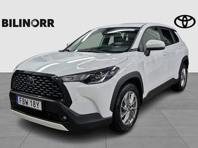 Vit Begagnad 2024 Toyota Corolla Cross Active SUV | 364 900 kr (Marknadspris)