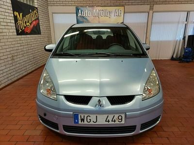Begagnad Mitsubishi Colt 95 HK (69 kW) 2004 Blå Halvkombi