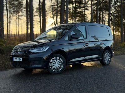 Svart Begagnad 2021 VW Caddy Minibuss | 192 400 kr (Lite dyr)
