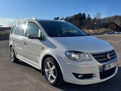 Vit Begagnad 2010 VW Touran R-line Edition Minibuss | 55 900 kr