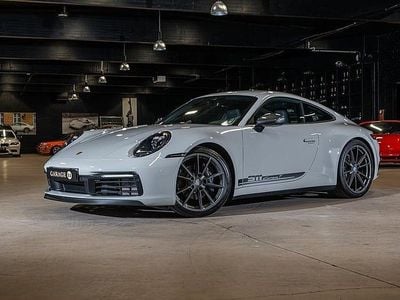 Begagnad Porsche 911 Carrera 385 HK (283 kW) 2023 Grå Sportkupé