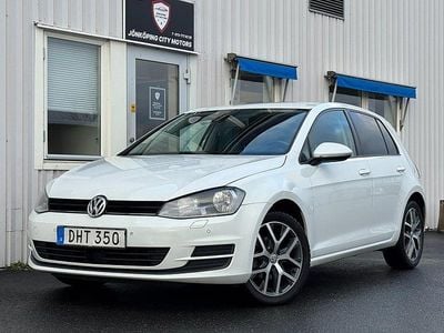 Vit Begagnad 2016 VW Golf VII Halvkombi | 124 900 kr (Marknadspris)