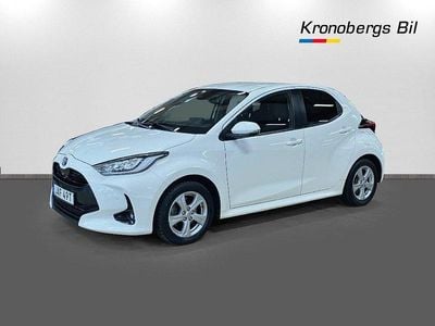 Vit Begagnad 2022 Toyota Yaris Hybrid Active Halvkombi | 179 500 kr (Marknadspris)