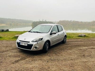 Begagnad Renault Clio R.S. 75 HK (55 kW) 2009 Silver Halvkombi
