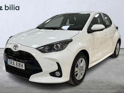 Vit Begagnad 2025 Toyota Yaris Hybrid Active Halvkombi | 244 900 kr (Marknadspris)
