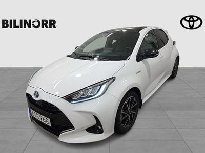 Vit Begagnad 2021 Toyota Yaris Hybrid Style Halvkombi | 229 900 kr (Marknadspris)
