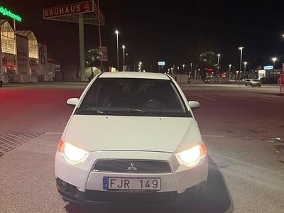 Begagnad Mitsubishi Colt 95 HK (69 kW) 2011 Vit Halvkombi