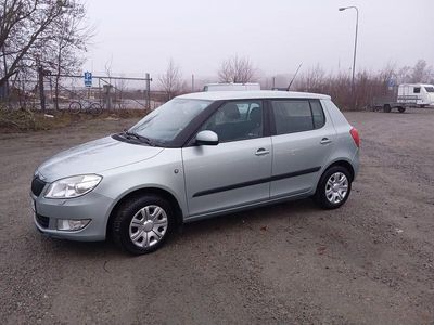 Gröngrå Begagnad 2011 Skoda Fabia Halvkombi | 30 000 kr (Marknadspris)