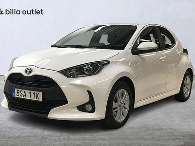 Vit Begagnad 2023 Toyota Yaris Hybrid Active Halvkombi | 199 900 kr (Marknadspris)