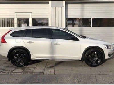 White pearl Begagnad 2016 Volvo V60 CC Kombi | 150 000 kr