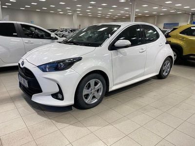 Vit Begagnad 2022 Toyota Yaris Hybrid Active Halvkombi | 204 900 kr (Marknadspris)