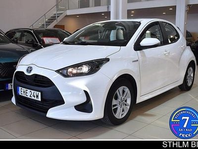 Vit Begagnad 2021 Toyota Yaris Hybrid Active Halvkombi | 169 000 kr (Marknadspris)
