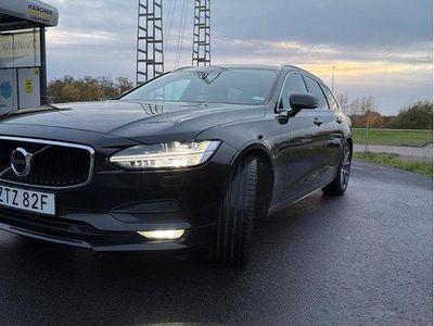 Svart Begagnad 2020 Volvo V90 Momentum Kombi | 239 000 kr (Marknadspris)