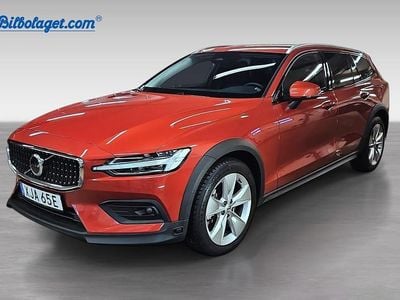 Röd Begagnad 2024 Volvo V60 CC Plus Kombi | 465 900 kr (Marknadspris)