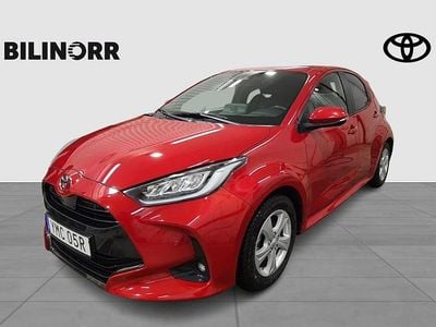 Röd Begagnad 2024 Toyota Yaris Hybrid Style Halvkombi | 269 900 kr (Lite dyr)