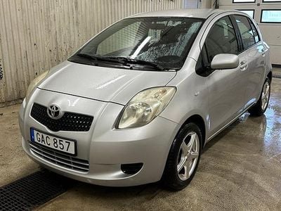 Begagnad Toyota Yaris 69 HK (50 kW) 2007 Silver Halvkombi