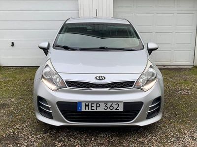 Begagnad Kia Rio 84 HK (61 kW) 2015 Grå Halvkombi