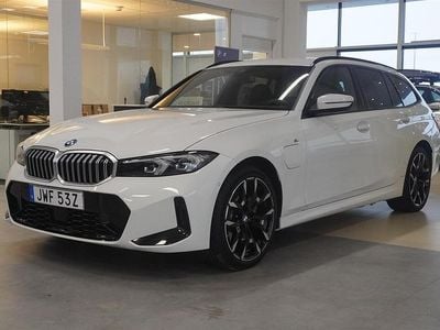 Vit Begagnad 2025 BMW 330e M Sport Kombi | 489 800 kr (Superpris)