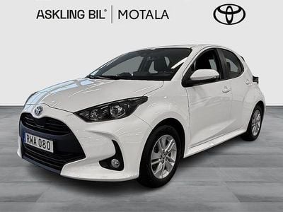 Vit Begagnad 2022 Toyota Yaris Hybrid Active Halvkombi | 209 000 kr (Marknadspris)
