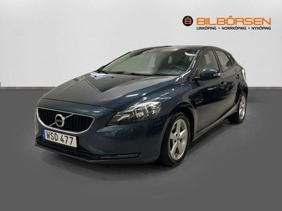 Mörkblå Begagnad 2018 Volvo V40 Kinetic Halvkombi | 139 900 kr (Marknadspris)