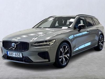 Grå Begagnad 2024 Volvo V60 Plus Kombi | 429 900 kr (Marknadspris)